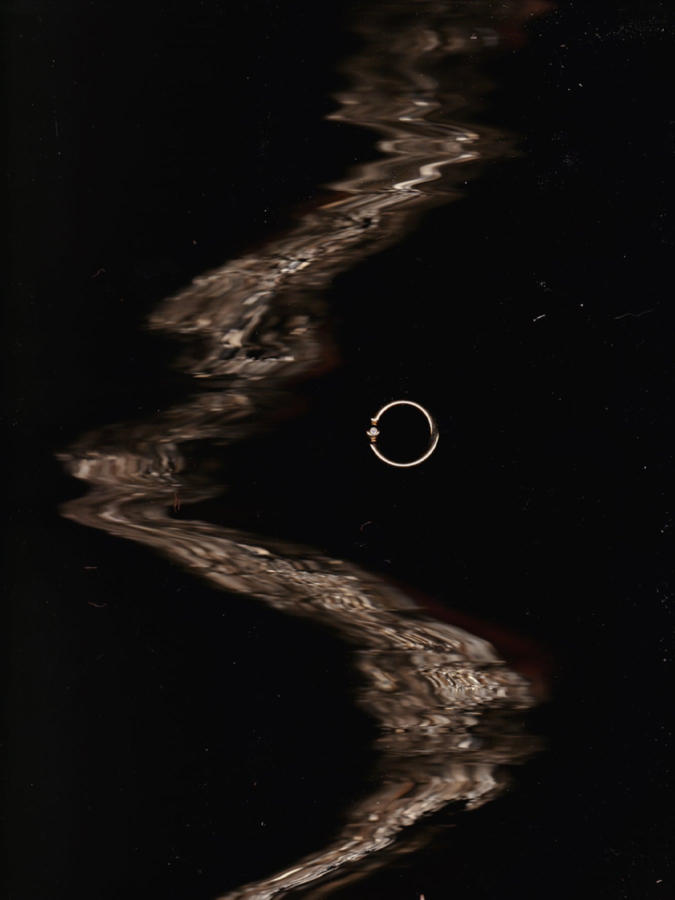 Scan of liquid gold with a circular object superimposed on it.